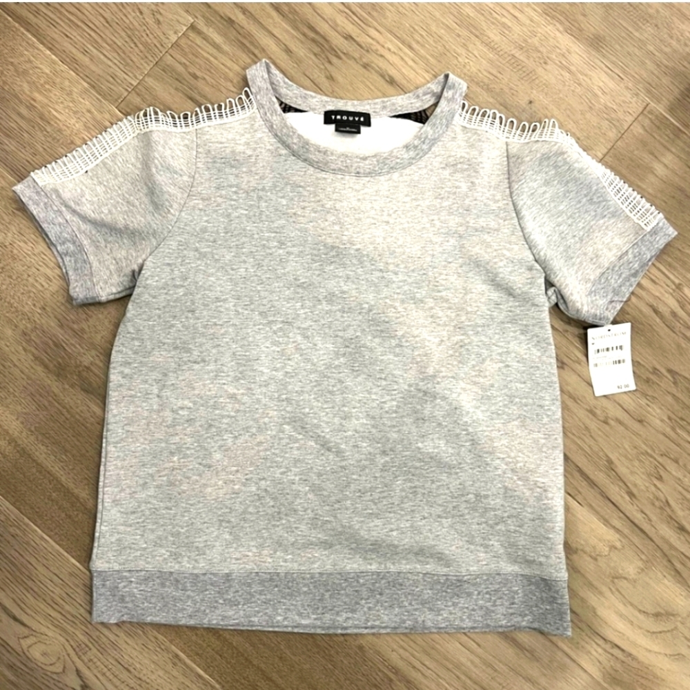 (M)🆕️⚘️Trouve⚘️ Cut Out Shoulder Tee ShirtPtp 19×L23.5"